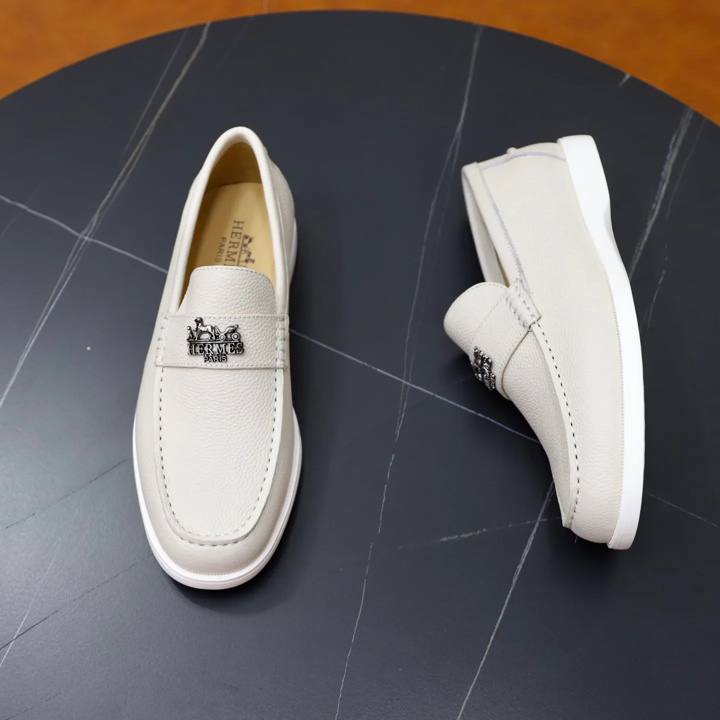 Ex-factory price: 560💰Hermès/Hermès slip-on men's shoes. This shoe is made of imported pebbled cowhide. It has simple and smooth lines and is combined with aerodynamically designed 3CM rubber foam ultra-light soles! Youthful and fashionable, classic H-shaped hardware buckle decoration, calf lining gently wraps the feet, with logo cowhide feet, casual and urban style, highlighting youthful vitality, sports and leisure version, super versatile, code number: 38-39-40-41-42-43-44 standard leather shoe size (45 can be customized but does not support returns)